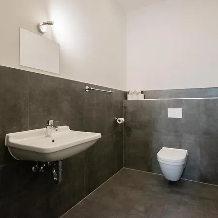 Apartment Tolstov - 250m2 Loft With 6 Im Industriegebiet - 20 Min Messe Dus & Old Town Dus